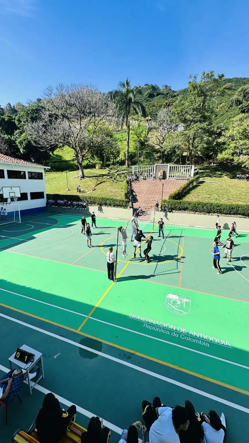 Vista general del encuentro de voleibol entre grado 11 y profesores