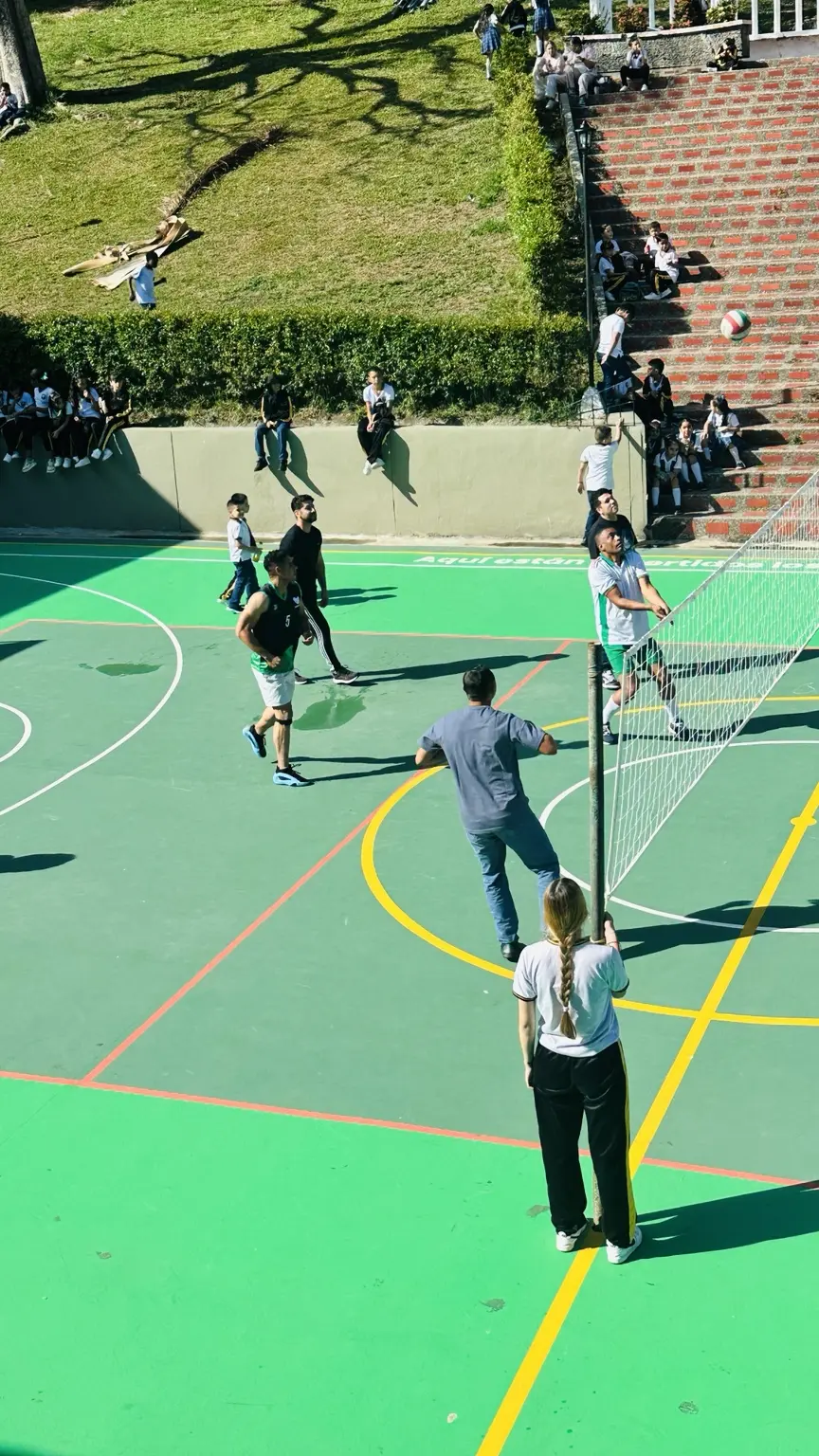 Participantes siguiendo el balón durante el encuentro institucional