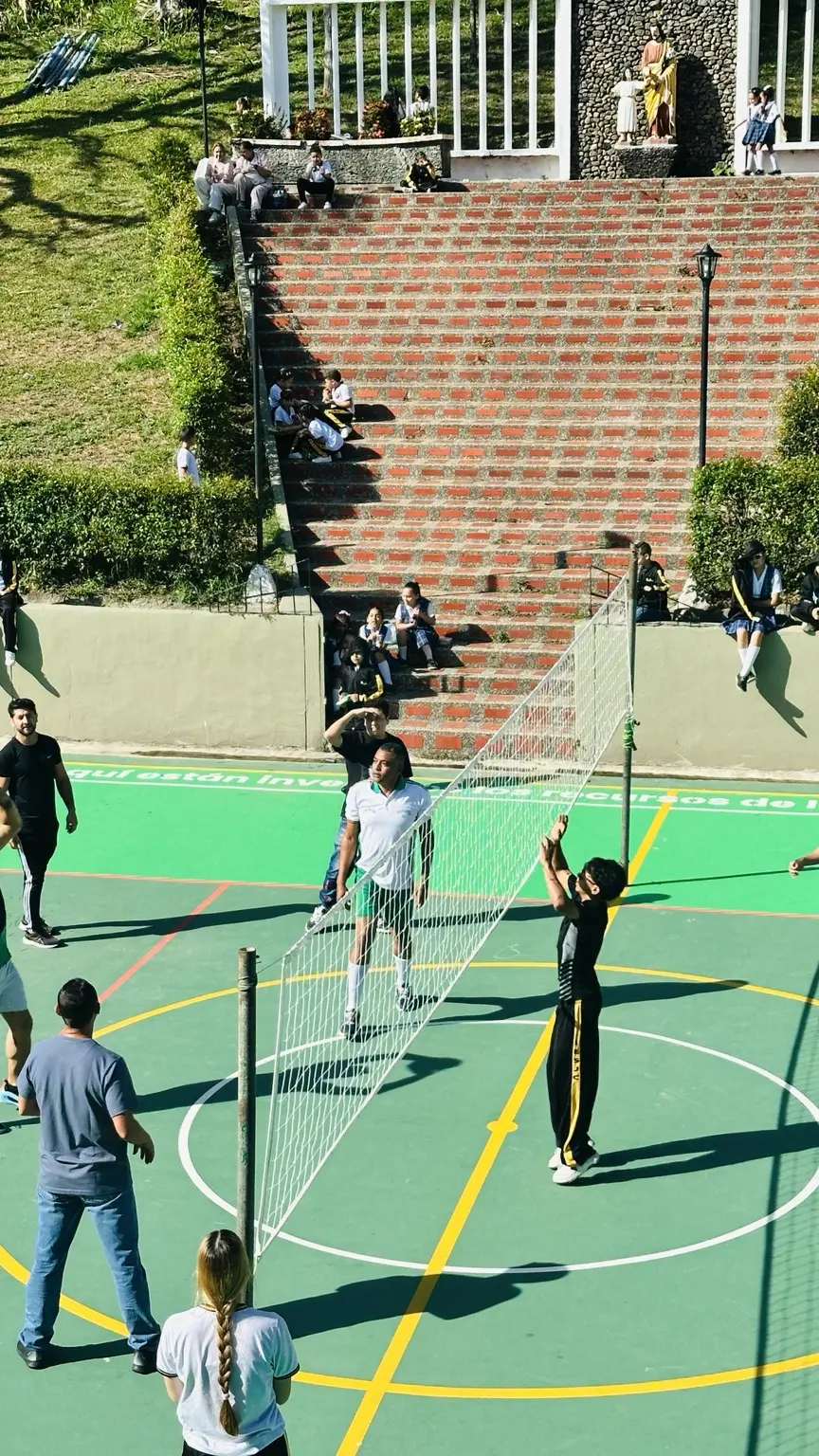 Jugada ofensiva frente a la red durante el partido