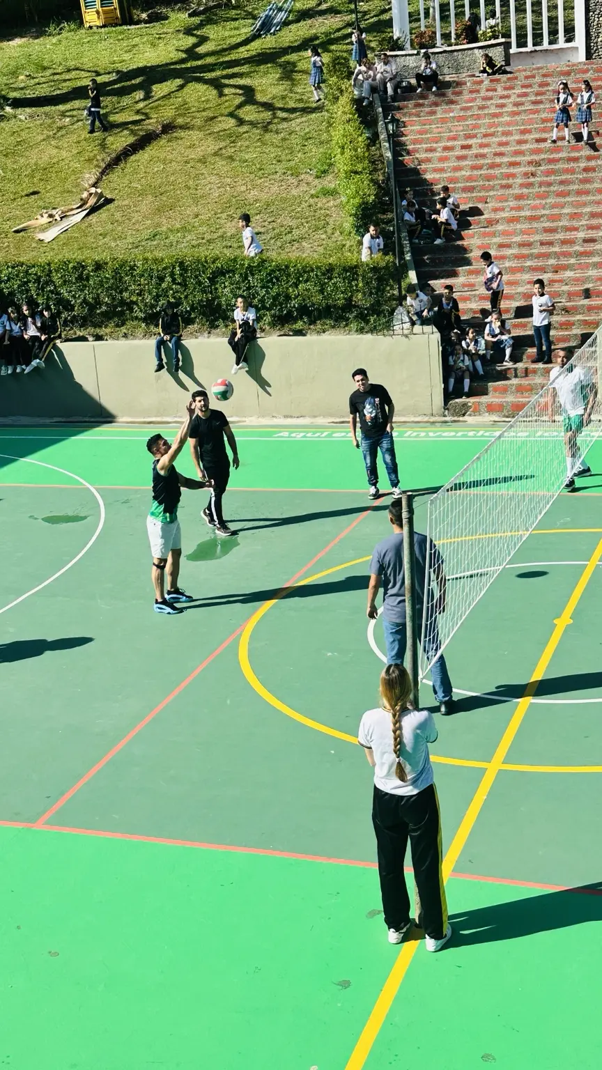 Equipos atentos al desarrollo de un punto en la cancha