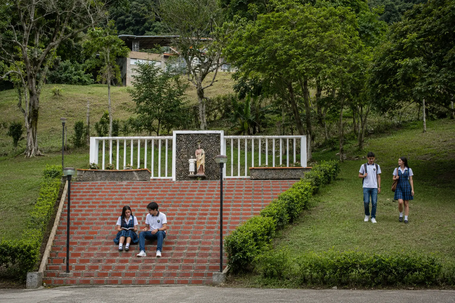 Escalinatas y monumento de la institución rodeados de vegetación