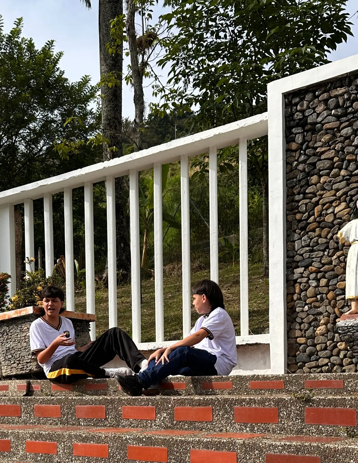 Estudiantes compartiendo en las zonas verdes