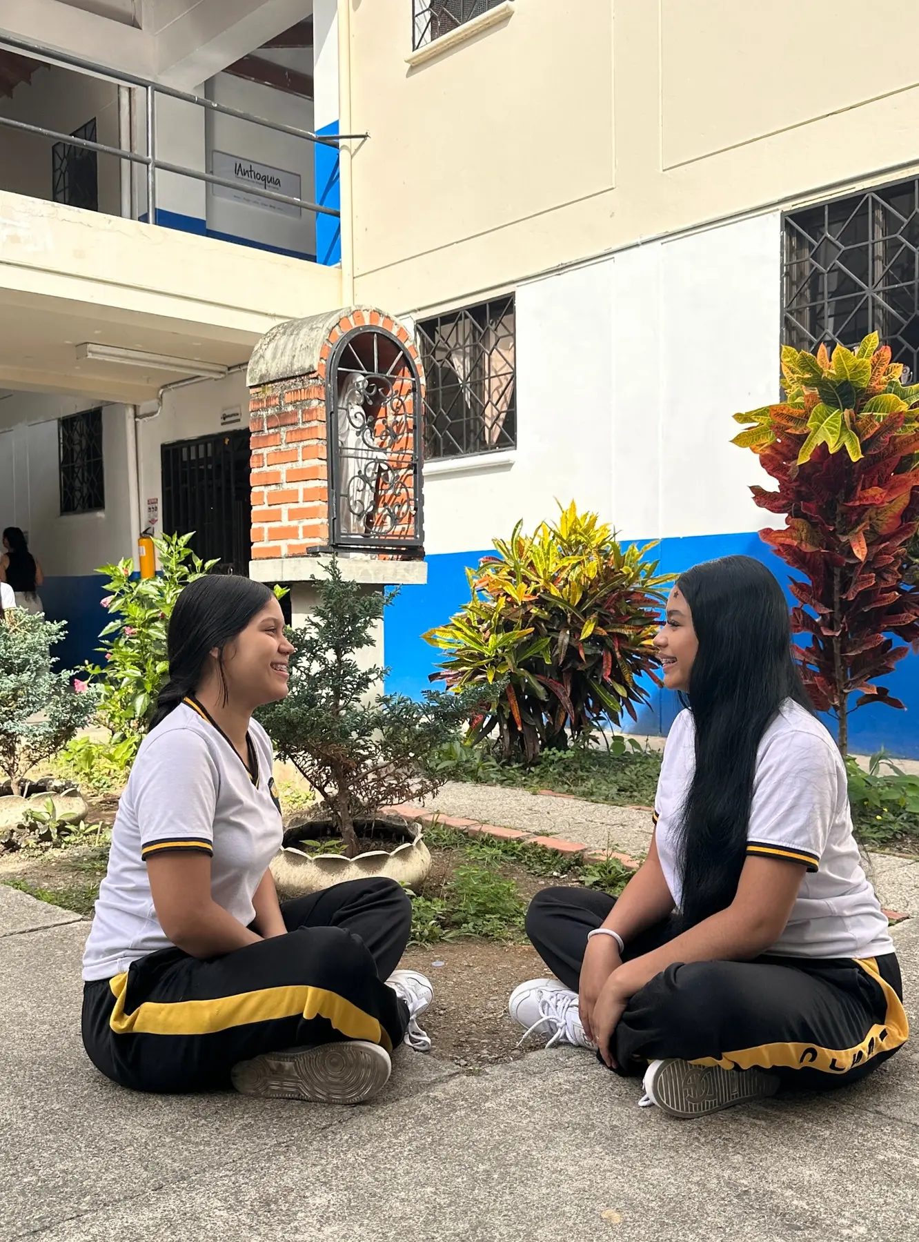 Estudiantes conversando en los jardines