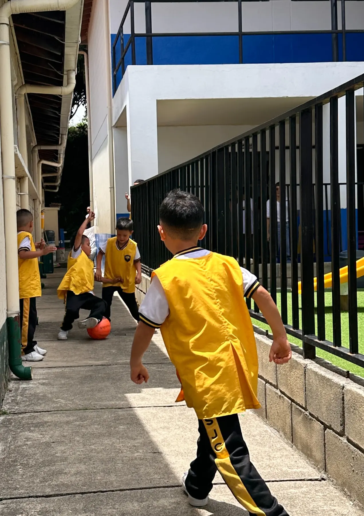 Estudiantes jugando durante el descanso